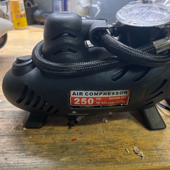 Mini Air Compresor 12 Volt - Picture 6 of 7